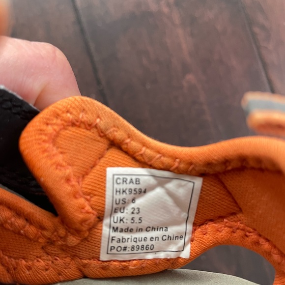 Kamik Toddler Crab Closed-Toe Sandals. Black and Orange colour. Size 6 - Picture 4 of 8